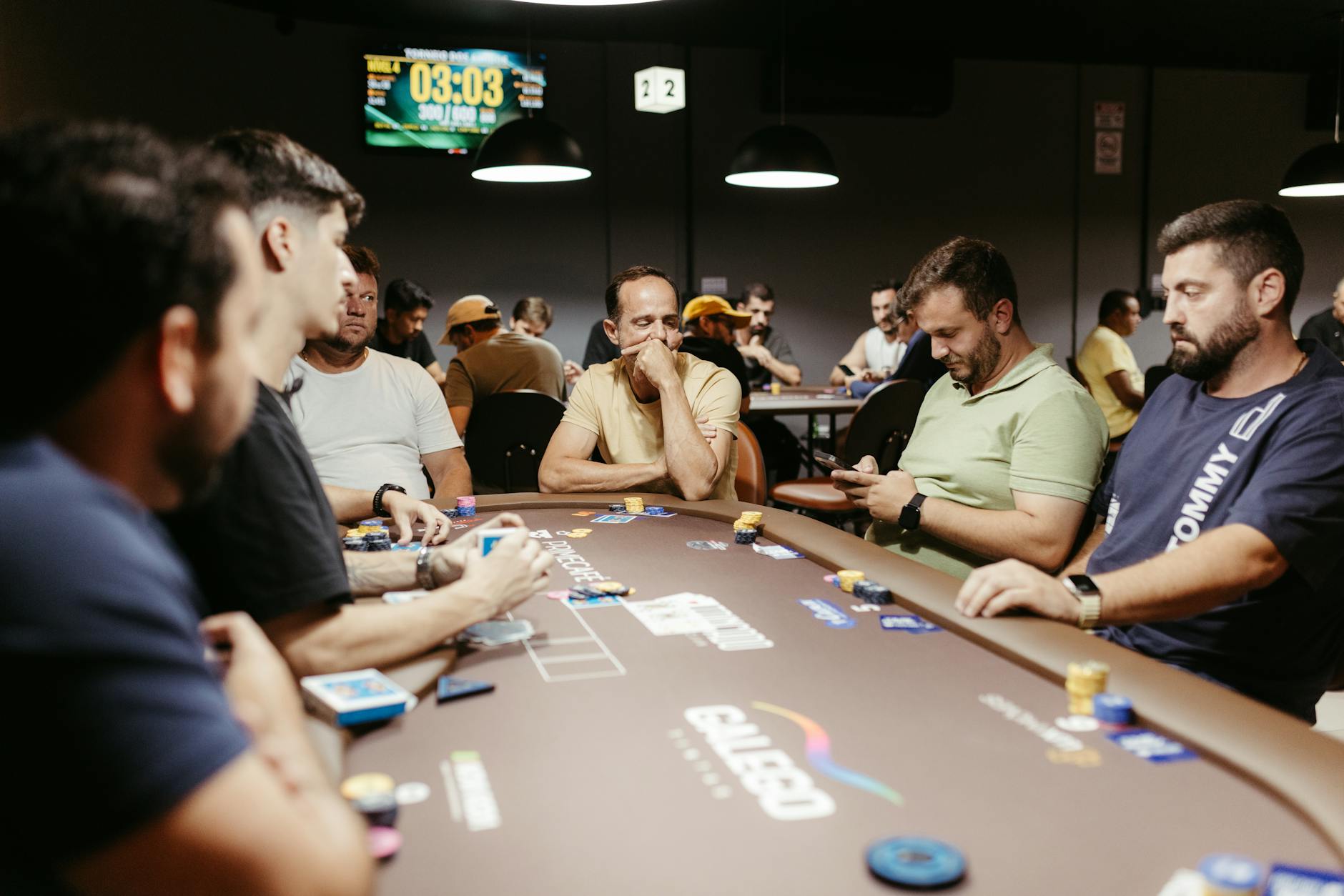 Minh họa cách tiền cược tăng nhanh khi áp dụng Martingale trong baccarat.
